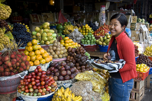 Exotische Früchte, Verkäuferin am Früchtemarkt, Junge Frau, Bali