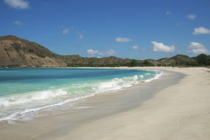 Weiter weißer Strand, Südküste Lombok, Indonesien