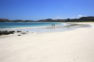 Weiter weißer Strand, Südküste Lombok, Indonesien