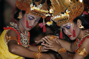 Frauen beim Kecak Tanz, Bali
