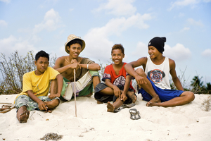 Halbwüchsige Jungen im Sand, Lombok, Indonesien