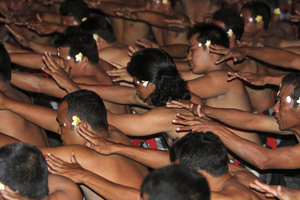 Männer beim Kecak Tanz, Bali