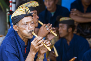 Flötenspieler bei Trauer Zeremonie, Menschen, Bali