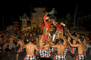 Kecak Tanz mit Affenkönig Hanoman, Menschen, Bali