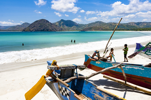 Strand mit bunten Booten, Selong Blanak, Lombok, Indonesien