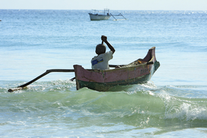 Kleines Boot auf Welle im Meer, Lombok, Indonesien