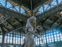 Zentralmarkt Santiago innen, Gewölbedecke und Skulptur aus Gusseisen, Stahlkonstruktion, Santiago, Chile