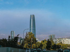 Straße mit Blick auf Gran Torre Hochhaus, Santiago de ChileSantiago de Chile