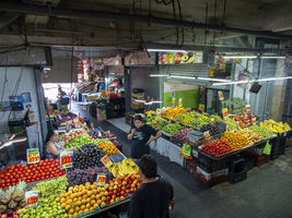 Markthalle mit vielen bunten Früchten, Santiago de Chile