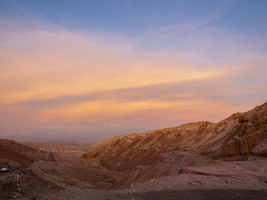 Straße durch Atacama Wüste, rote Sandwüste bei San Pedro de Atacama, Chile