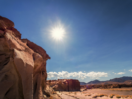 Rote Gesteinsformationen bei den alten Petroglyphen in Atacama Wüste, Chile