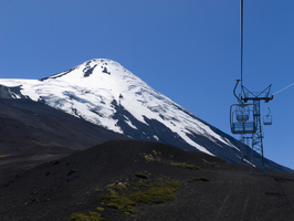 Seilbahn am schneebedeckten Vulkan Osorno, Chile