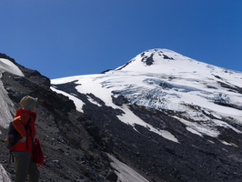 Frau am schneebedeckten Vulkan Osorno, Chile