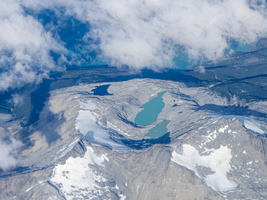 Berge, weiße Wolken und grüne Seen, Flug über Patagonien, Chile
