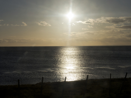 Sonnenaufgang über dem Meer an der Magellanstraße, Punta Arenas, Chile