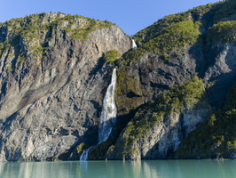 Wasserfall an der Bucht der letzten Hoffnung, Fjorde und Berge, Puerto Natales, Patagonien, Chile