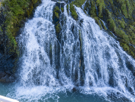 Wasserfall an der Bucht der letzten Hoffnung, Fjorde und Berge, Puerto Natales, Patagonien, Chile