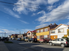 Straße mit kleinen Häusern in Puerto Natales, Patagonien, Chile