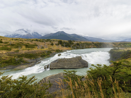 Wasserfall im Nationalpark Torres del Paine, Patagonien, Chile