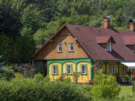 Buntes altes Umgebindehaus, Blockbau, Fachwerk, restauriert, Lausitzer Gebirge, Böhmen, Tschechien