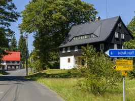 Bunte alte Fachwerkrhäuser, restauriert, Dorfstraße, Böhmen, Lausitzer Gebirge, Tschechien