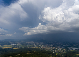 Gewitterwolken über Stadt und Wald, Isergebirge, Liberec, Tschechien