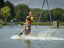 Opa mit Enkelin auf Wakeboard, Wassersport und Wasserski, Sommerurlaub am See, Stráž pod Ralskem, Tschechien