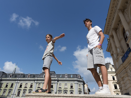 Jungs in T-Shirts vor Renaissance Bauten, Stadtbesuch, Liberec, Tschechien