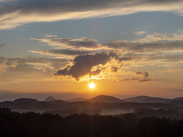 Berglandschaft mit Sonnenuntergang, Wolken und Nebel, Lausitzer Gebirge, Böhmen, Tschechien