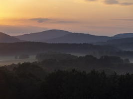 Berglandschaft in Abendstimmung, Wiesen, Wälder und Nebel, Lausitzer Gebirge, Böhmen, Tschechien
