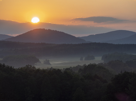 Berglandschaft mit Sonnenuntergang, Wiesen, Wälder, Berge und Nebel, Lausitzer Gebirge, Böhmen, Tschechien