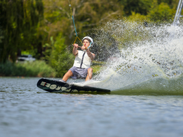 Junger Mann mit Wakeboard im See, Wassersport, Wasserski im Wakepark, Stráž pod Ralskem, Tschechien