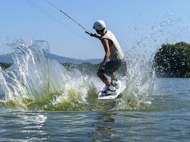 Sprung mit Wakeboard, spritzendes Wasser, Wasserski und Wakepark, Wassersport, Stráž pod Ralskem, Tschechien