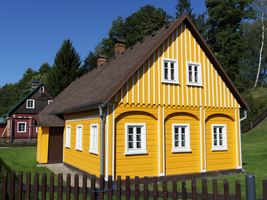 Gelbes Fachwerkhaus, Dörfer und grüne Landschaft, Ma?enice, Lausitzer Gebirge, Böhmen, Tschechien