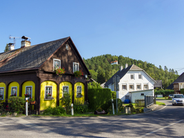 Alte Fachwerkhäuser und Dörfer an Straße, Ma?enice, Lausitzer Gebirge, Böhmen, Tschechien