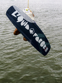 Junger Mann mit Wakeboard beim Sprungstart, Wassersport im Wakepark, Stráž pod Ralskem, Tschechien