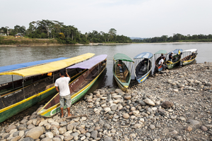 Boote am Rio Napo, Ecuador