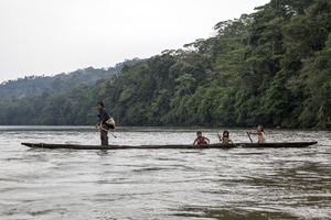 Indianer im Kanu, Rio Napo, Ecuador