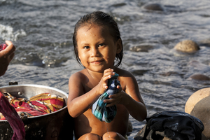 Wäsche waschen, Indianer Mädchen am Rio Napo, Ecuador