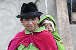 Indianer Frau mit Hut und Kleinkind, Ecuador