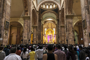 Viele Menschen in Kathedrale von Cuenca, Ecuador