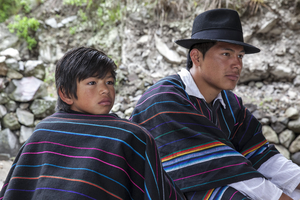 Junge und Mann mit Poncho, Ecuador