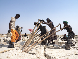 Salt extraction, workers in salt mining, Dallol, Danakil Desert, Ethiopia, Africa