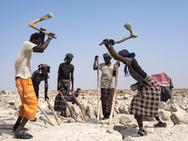 Salt extraction, workers in salt mining, Dallol, Danakil Desert, Ethiopia, Africa