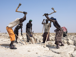 Salt extraction, workers in salt mining, Dallol, Danakil Desert, Ethiopia, Africa