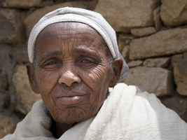 Alte Frau mit Falten im Gesicht, weiße Kleidung, Portrait, Äthiopien, Afrika