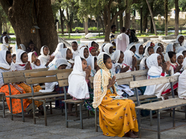 Schulklasse, Mädchen beim Beten, Axum, Äthiopien, Afrika