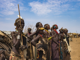 Alte Frauen mit Körperschmuck in einem Dorf der Dassanech, Äthiopien, Afrika