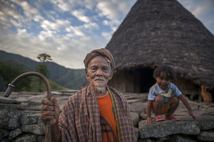 Alter Mann vor Hütte, Flores, Indonesien