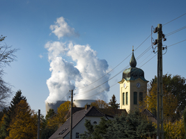 Dorfstraße mit Stromleitungen und Kirchturm, Kraftwerk und Kühltürme, Deutschland